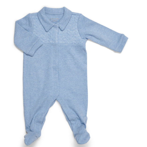 Een denim blauw babypakje