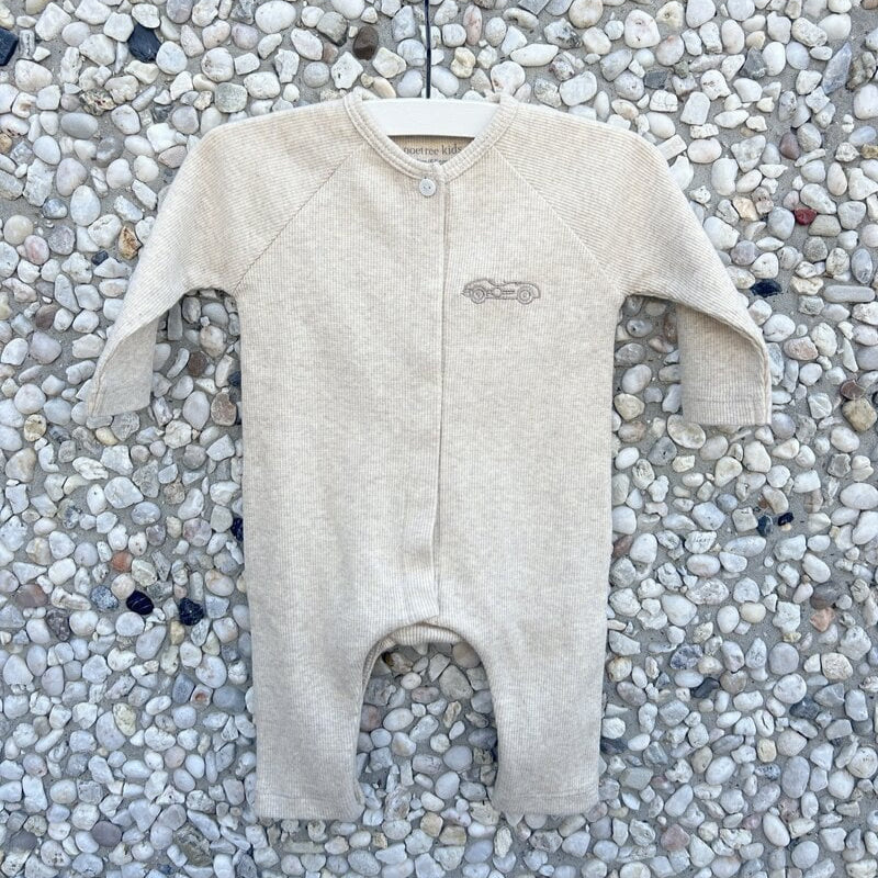 Een beige boxpakje