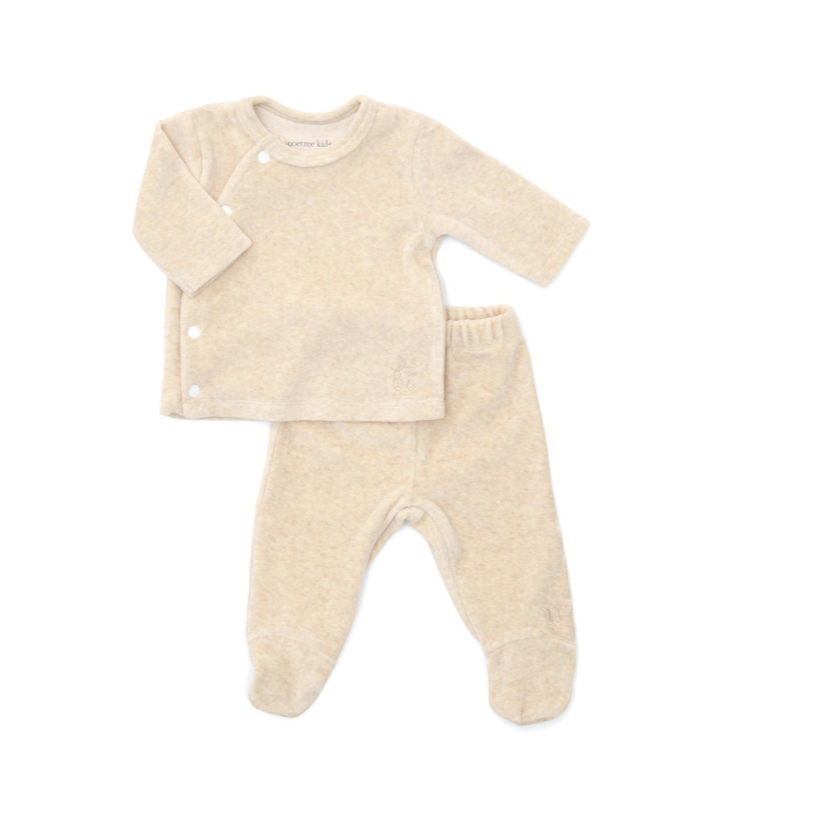 Een beige babypakje van velours