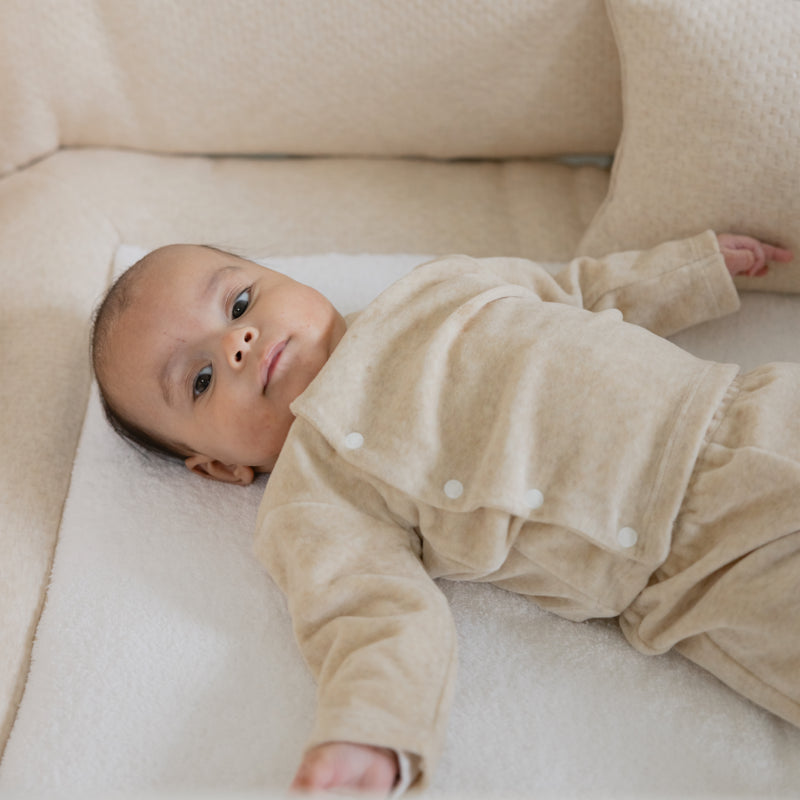 Een babypakje in een beige babypakje