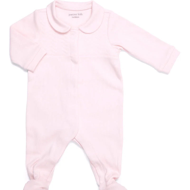 Een licht roze babypakje