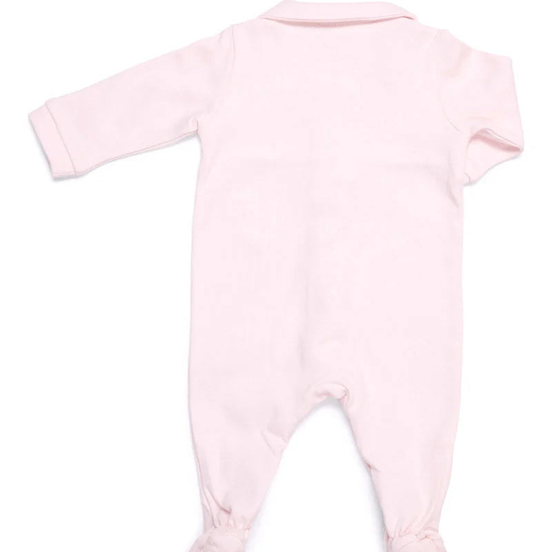 De achterkant van een licht roze babypakje