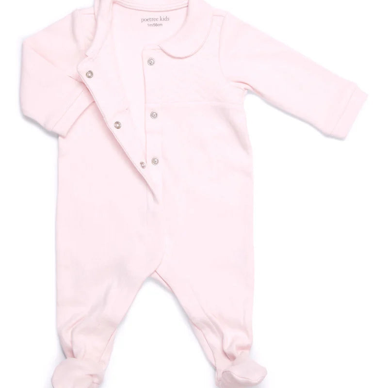 Een lichtroze babypakje