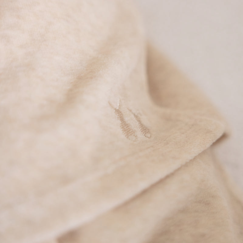 Een beige babypakje