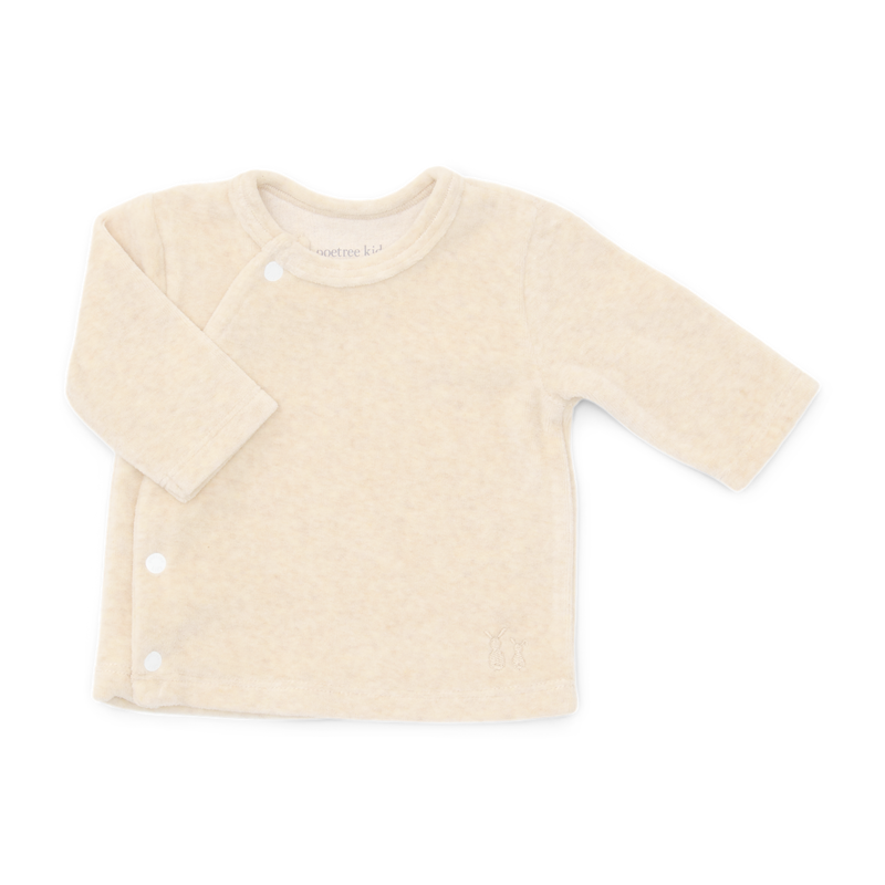 Een beige babypakje