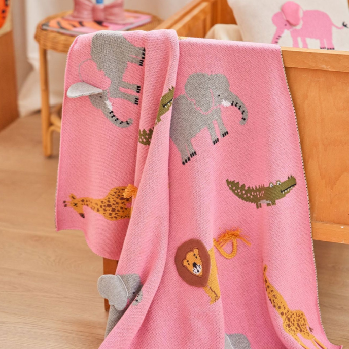 Een roze deken voor jonge kinderen. Gemaakt van 100% katoen. Kleur roze met jungle dieren.