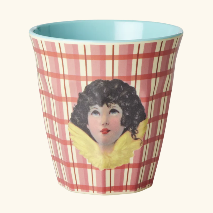 Middelgrote beker van melamine in de kleur rood met een engeltje op de voorkant.