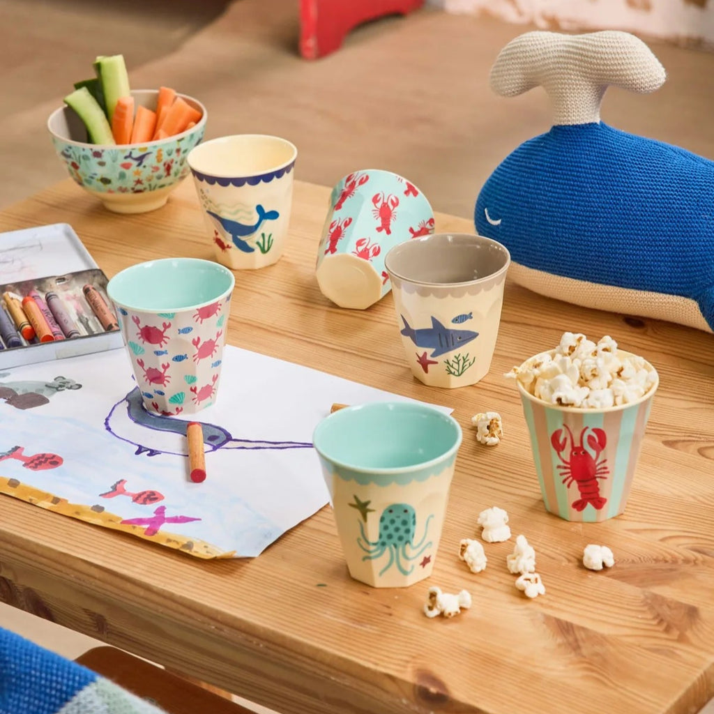 Rice Beker Set van 6 bekers. Voor kinderen. Gemaakt van melamine. Small  - 160 ml. Print Sealife verkrijgbaar in blauw en roze