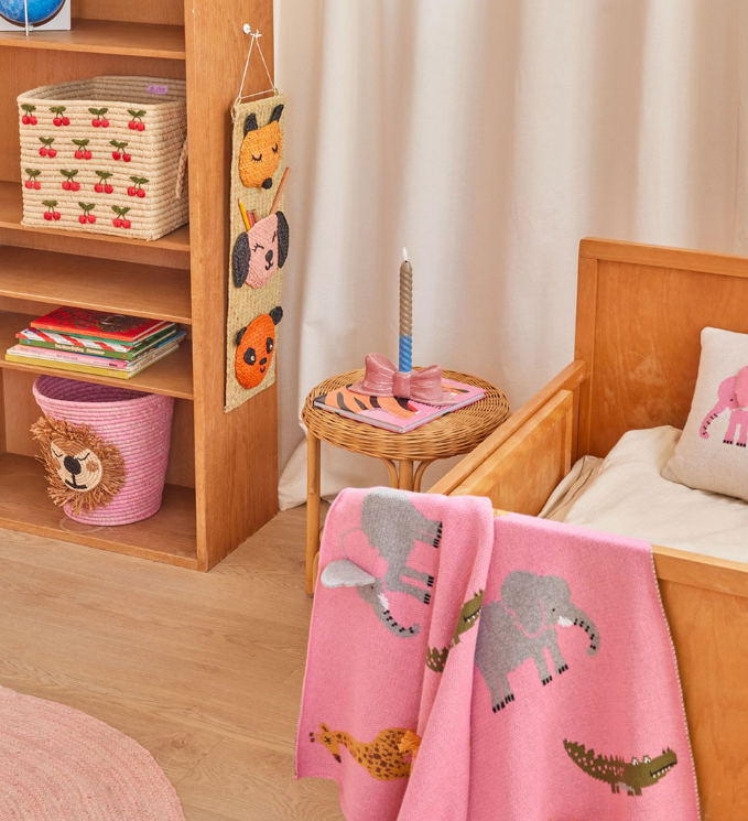 Een roze deken voor jonge kinderen. Gemaakt van 100% katoen. Kleur roze met jungle dieren.