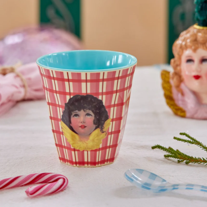 Middelgrote beker van melamine in de kleur rood met een engeltje op de voorkant.