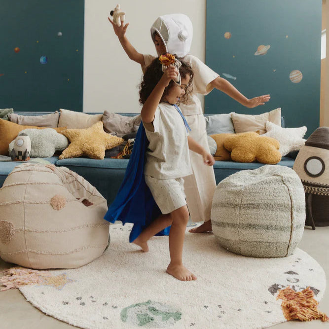 Twee kinderen spelend op een vloerkleed in een kinderkamer