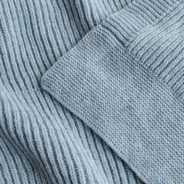 Hvid Deken genaamd Gaston gemaakt van 100% Merinowol in de kleur Frost Blue.