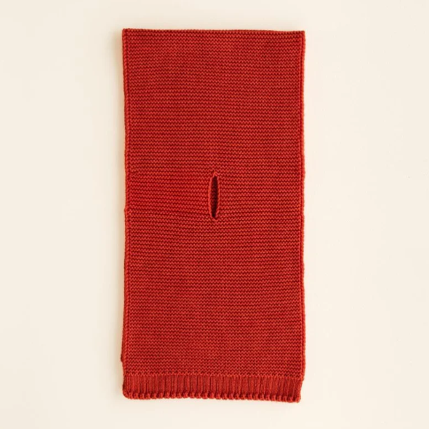 Hvid Sjaal Ivo gemaakt van 100% merinowol in de kleur rood met handige opening.