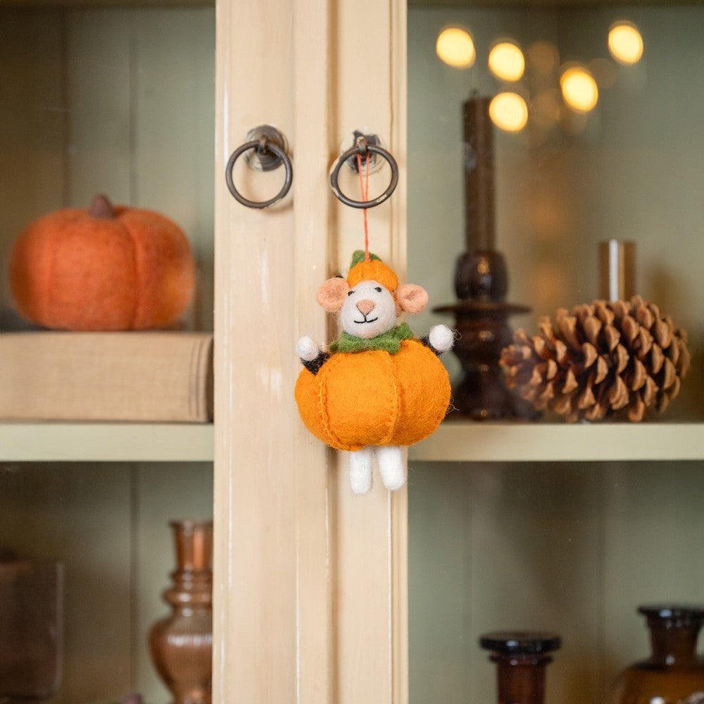 Sjaal met Verhaal Decoratie herfst, muis in pompoenjurkje voor in een tak. 