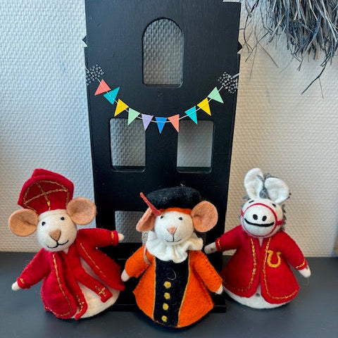 Sjaal met Verhaal Sinterklaasmuis, Piet in het oranje en het paard van Sinterklaas van wolvilt.