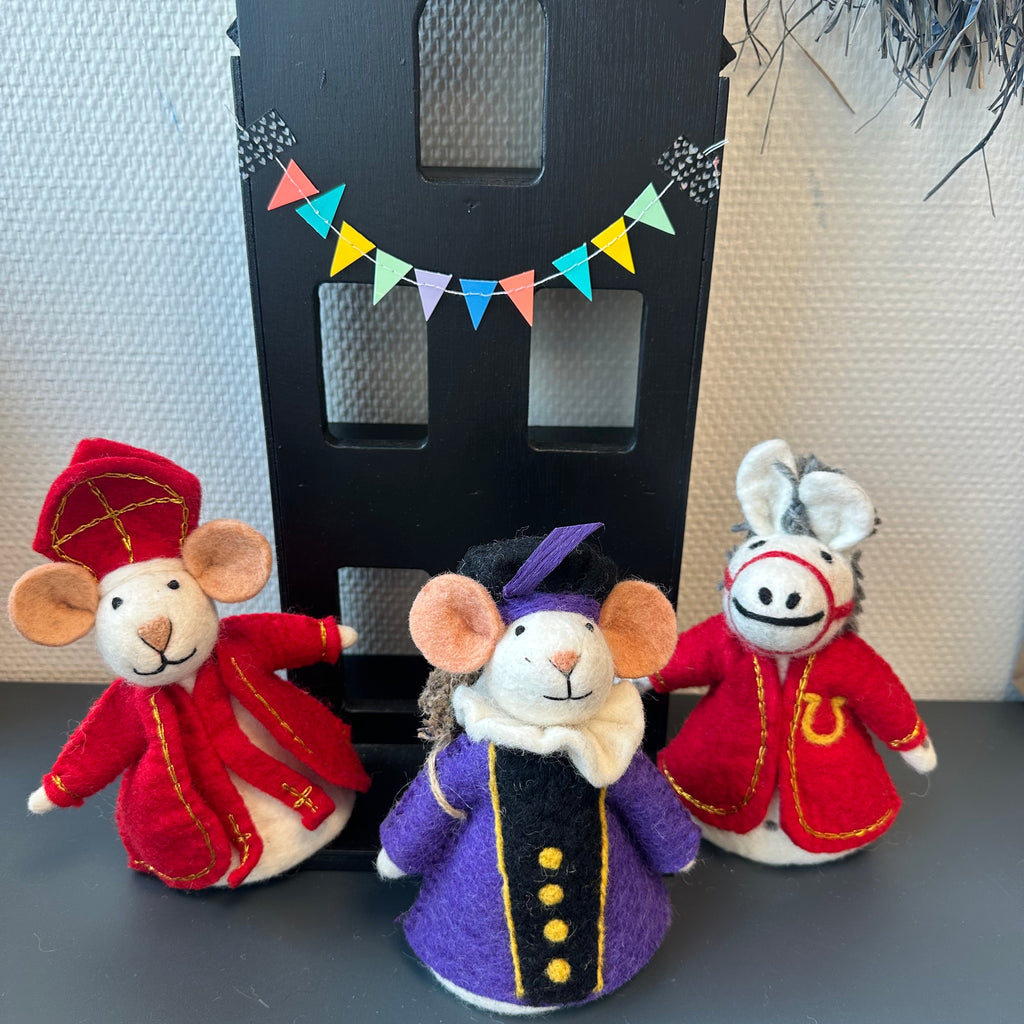 Sjaal met Verhaal Sinterklaas muis, piet in het paars en het paard van Sinterklaas in wolvilt.