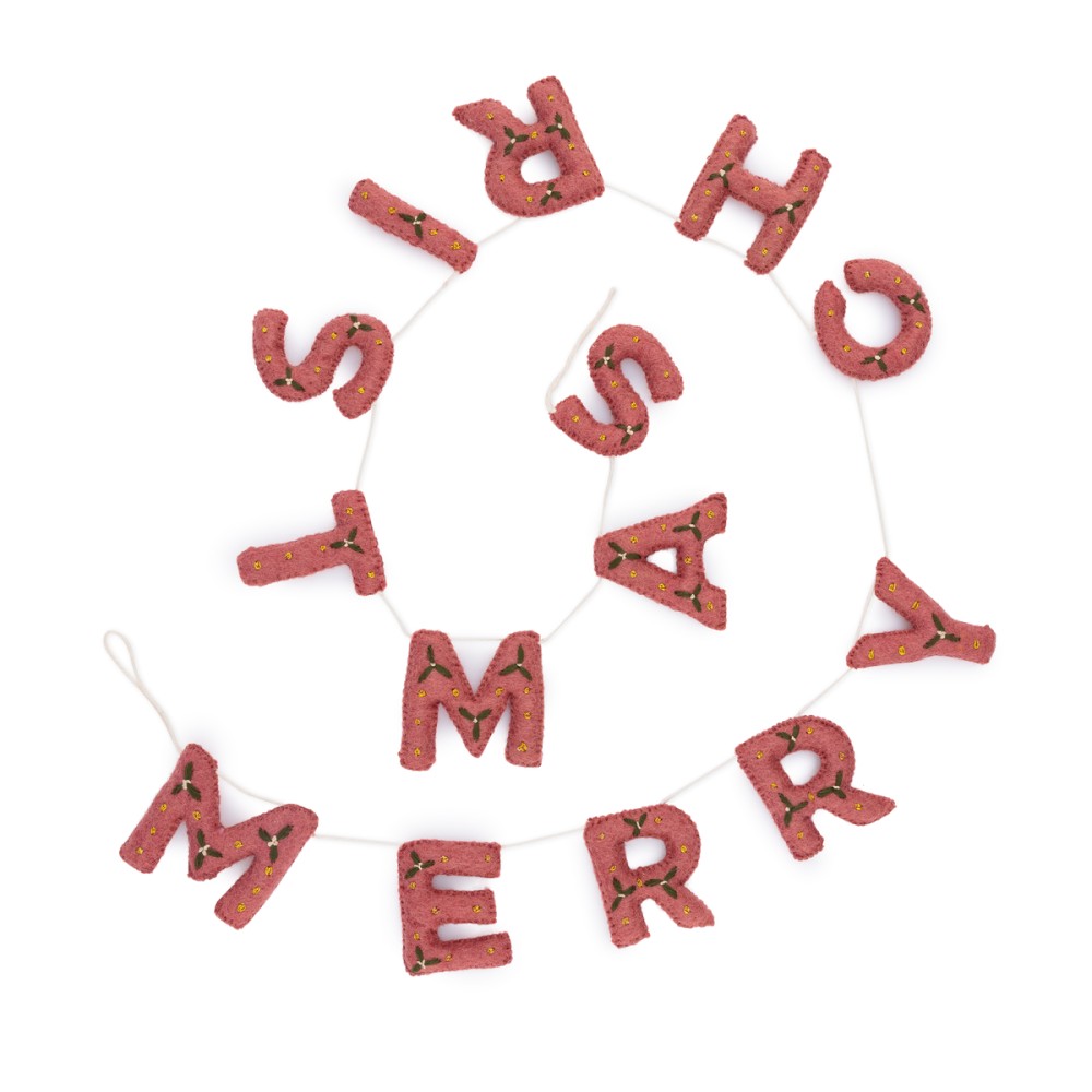 Een mooie slinger met de letter Merry Chirstmas gemaakt van wolvilt in de kleur oud roze met kleine mistletoe versiering.