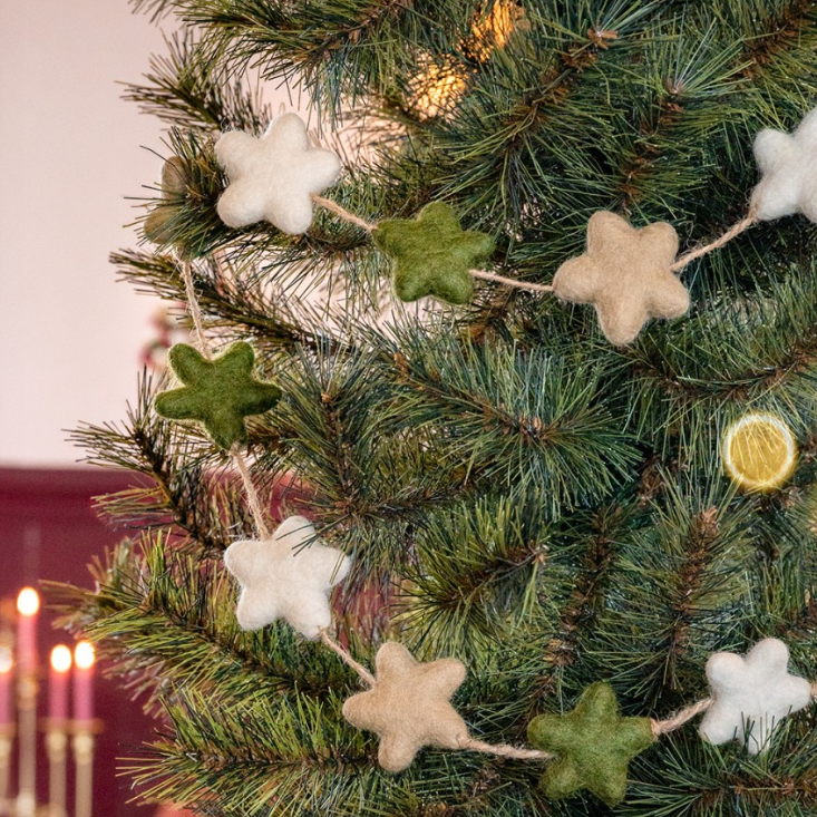 Viltslinger met sterren in wit, naturel en mistletoe-groen, geregen aan een jute koord.