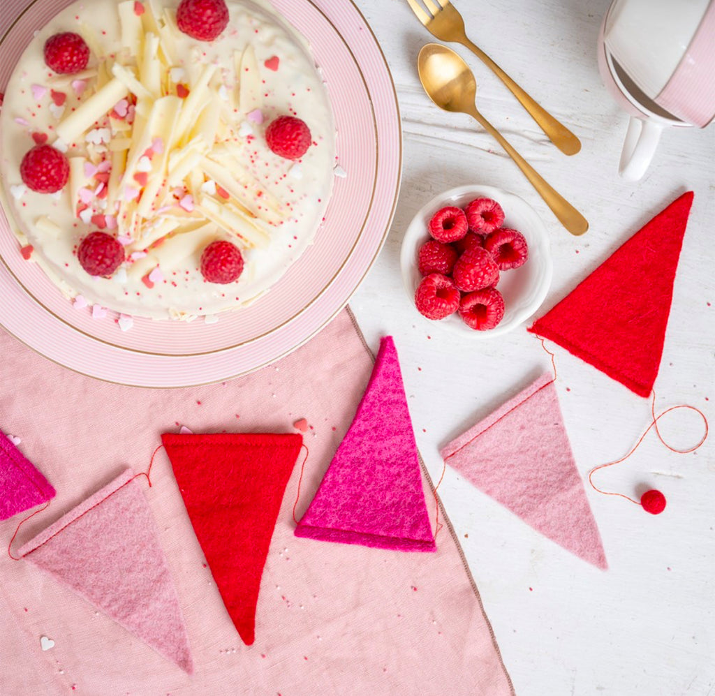 Vlaggetjes gemaakt van vilt in de kleur Rood en Roze.