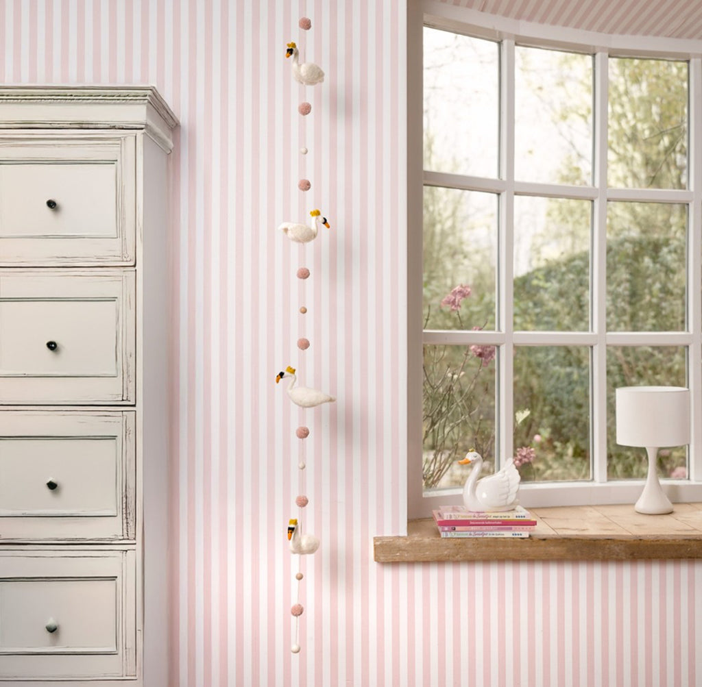 Een slinger van zwaantjes met een kroontje gemaakt van 100% wol vilt, handgemaakt.