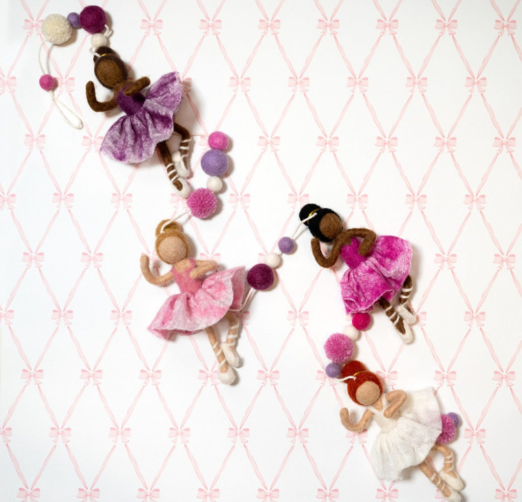 Een mooie slinger met ballerina's in de kleur roze, wit en fuchsia. Gemaakt van 100% wolvilt.