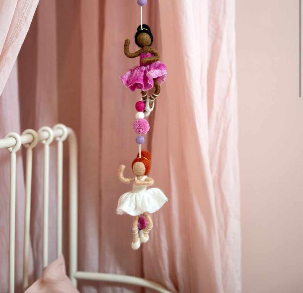 Een mooie slinger met ballerina's in de kleur roze, wit en fuchsia. Gemaakt van 100% wolvilt.