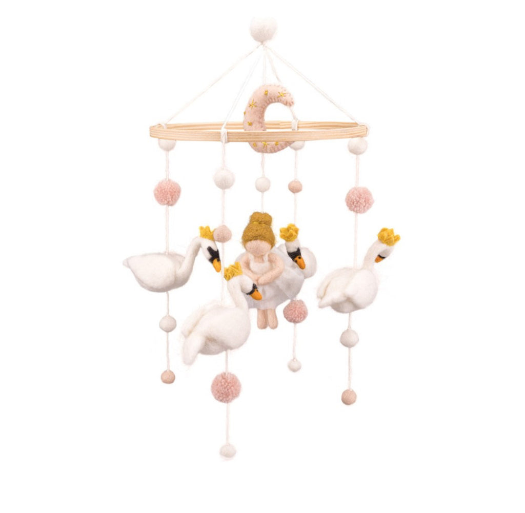 Sjaal met verhaal Mobiel Zwanenmeer gemaakt van wolvilt.