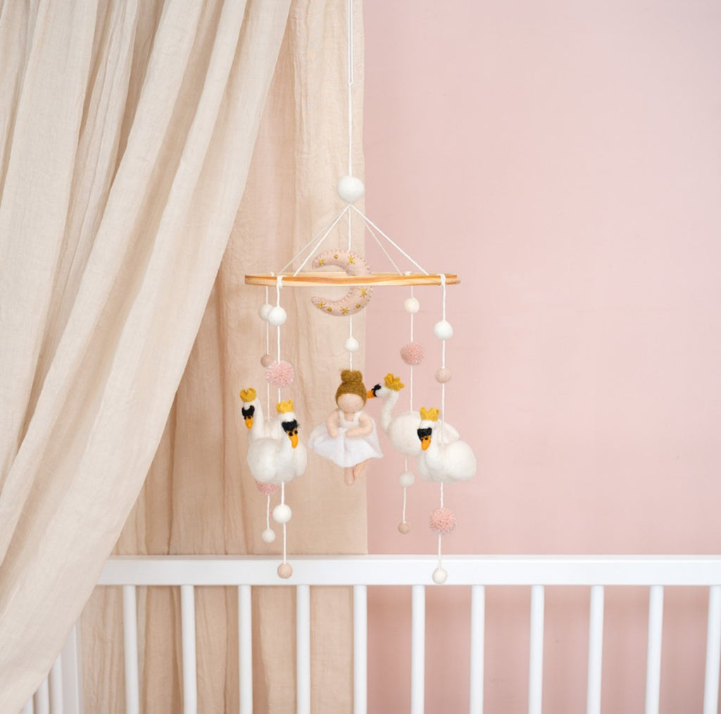 Sjaal met verhaal Mobiel Zwanenmeer gemaakt van wolvilt.