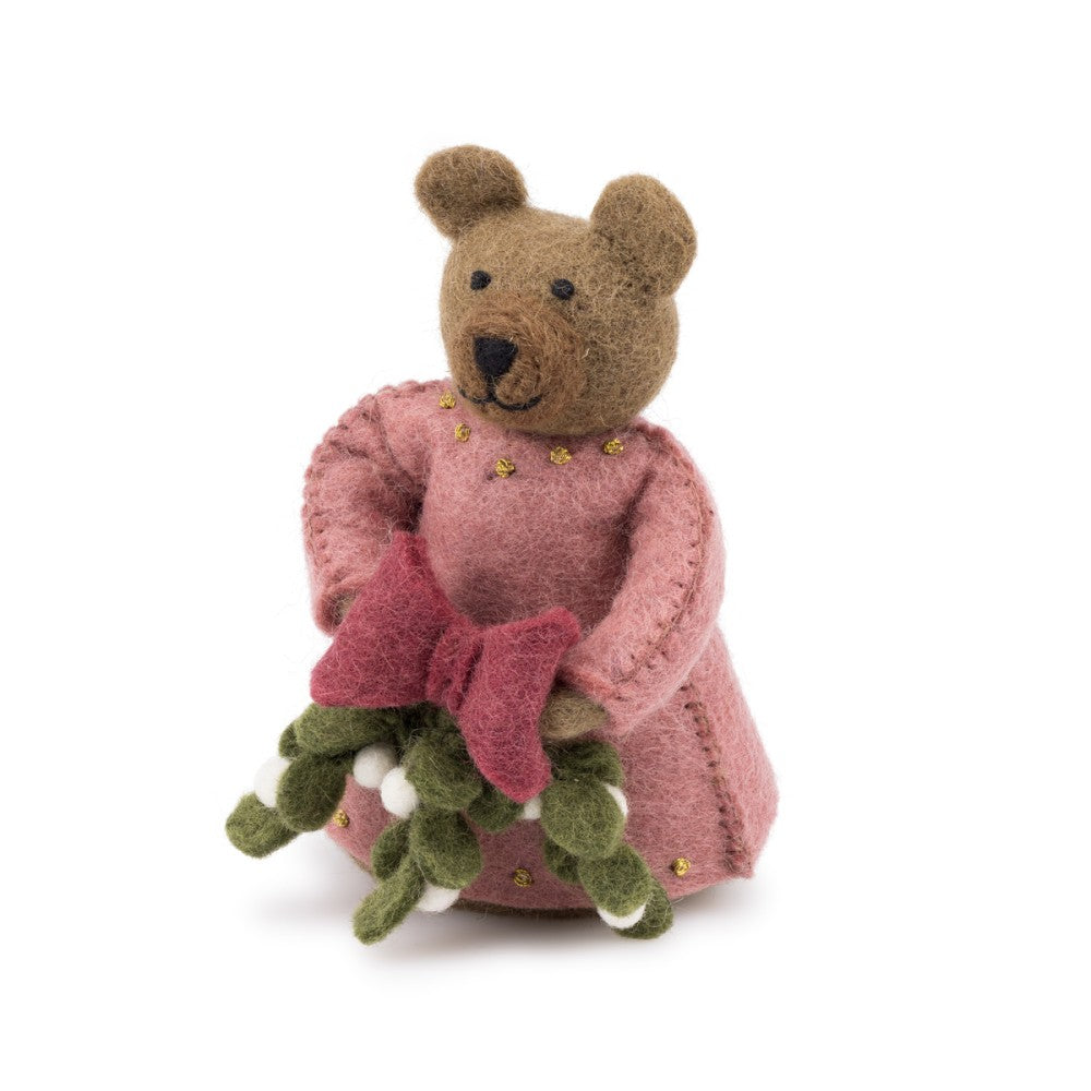 Bruine beer gemaakt van wolvilt in een roze jurk met een bosje Mistletoe in haar handjes.