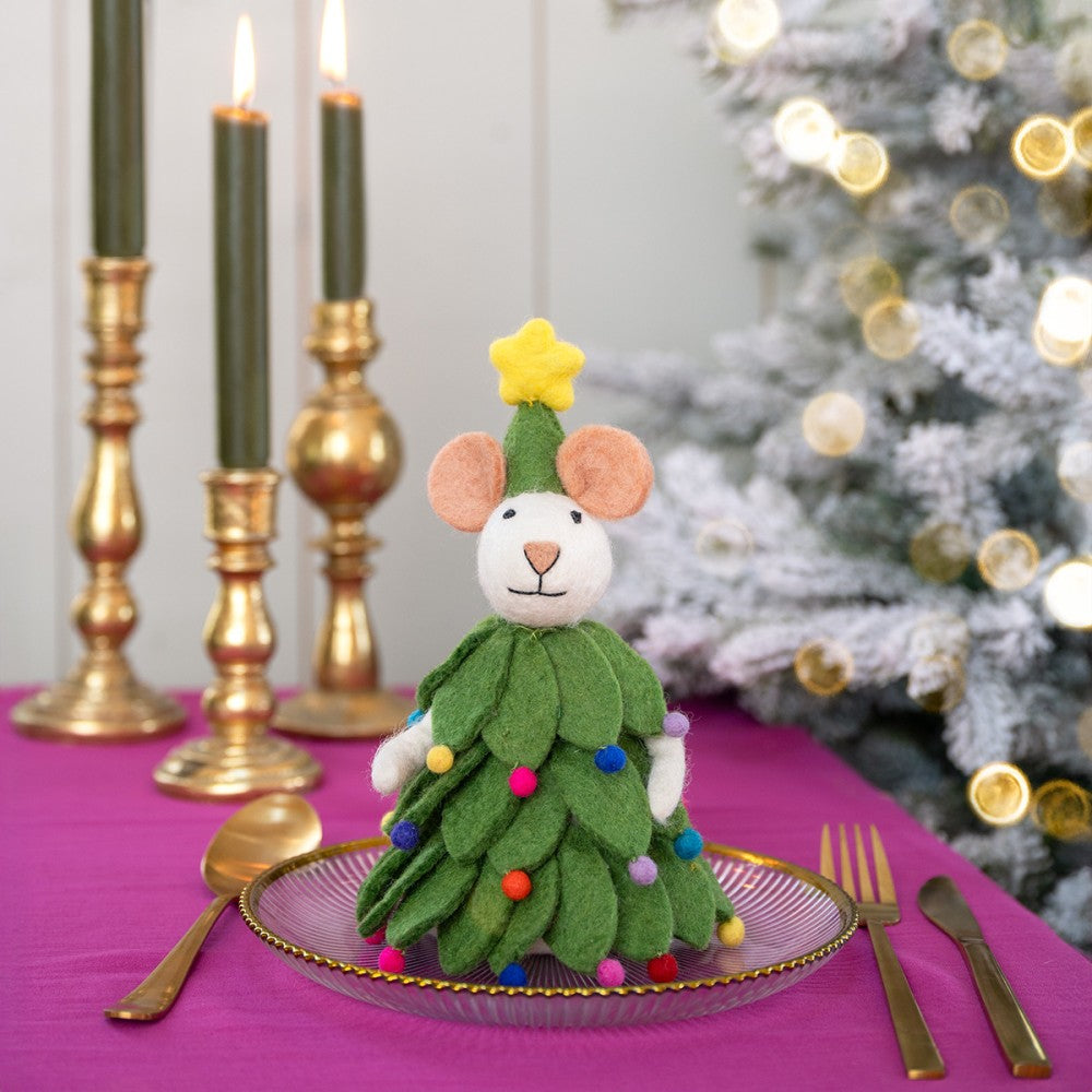 Decoratie muis verkleed als kerstboom gemaakt van wolvilt.