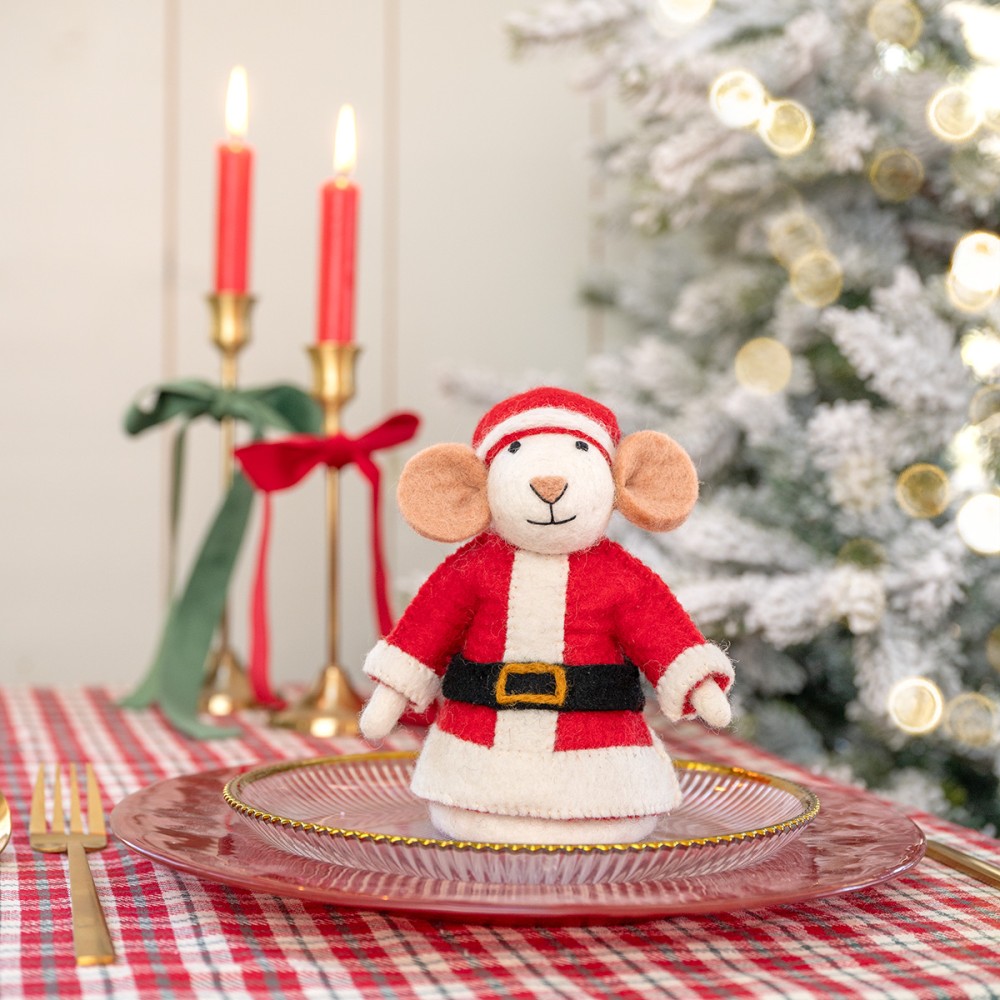 Muis verkleed als kerstman gemaakt van wolvilt.