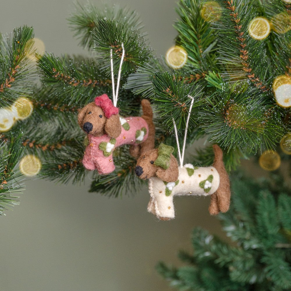 Sjaal met verhaal Kerstboomhanger Hanger Teckel Crème met mistletoe print.