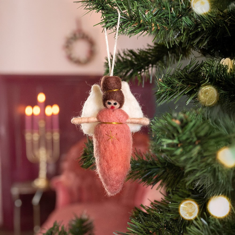 Kerstboomhanger engeltje in het oud roze gemaakt van wolvilt.