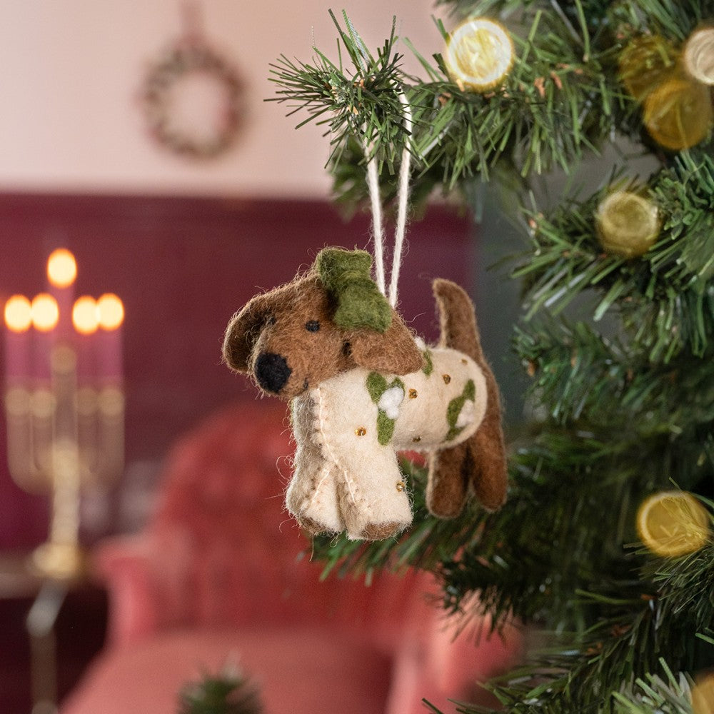 Sjaal met verhaal Kerstboomhanger Hanger Teckel Crème met mistletoe print.