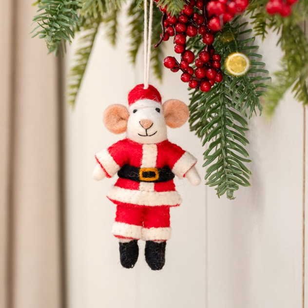 Kerstmuis van vilt als hanger, compleet met kerstoutfit en laarsjes. 