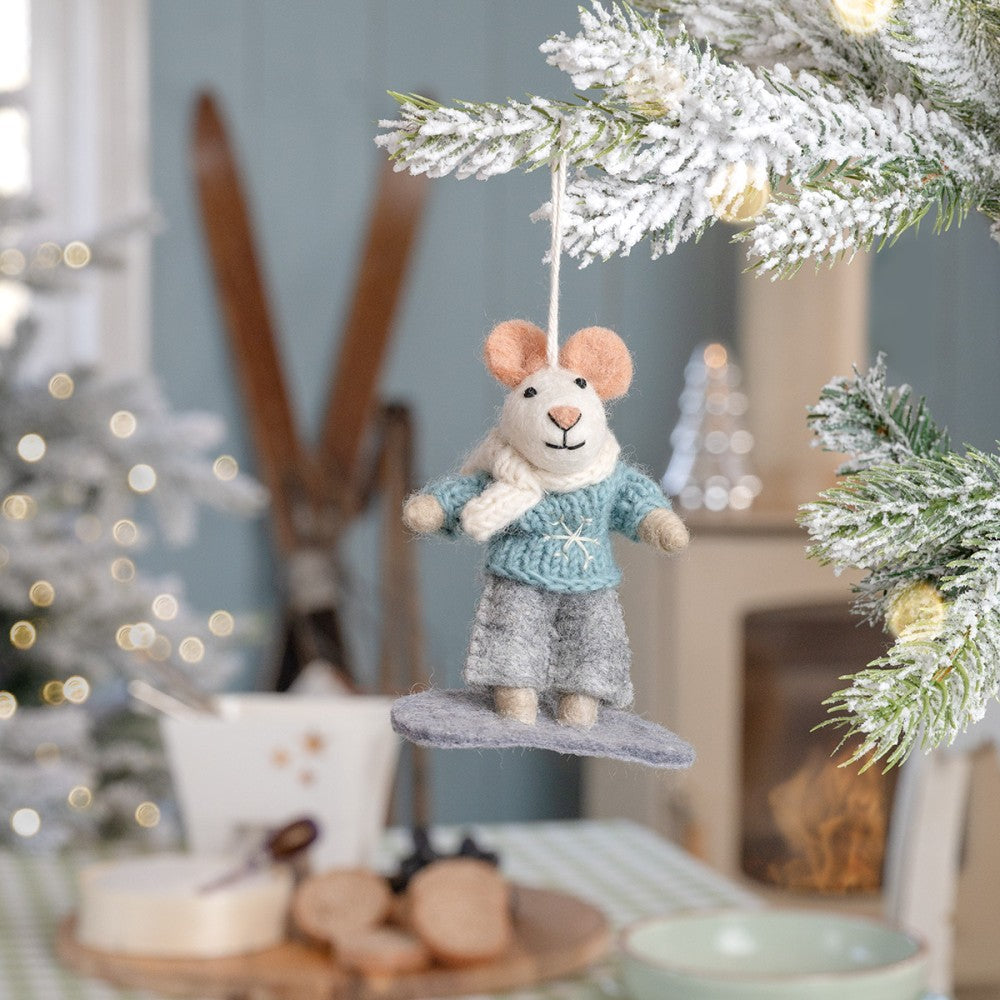 Een kerstboomhanger in de vorm van een snowboarder.