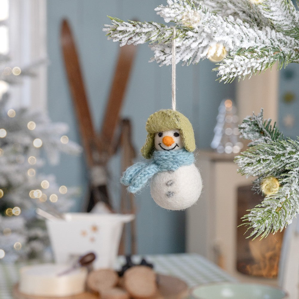 Kerstboomhanger in de vorm van een sneeuwpop gemaakt van wolvilt.