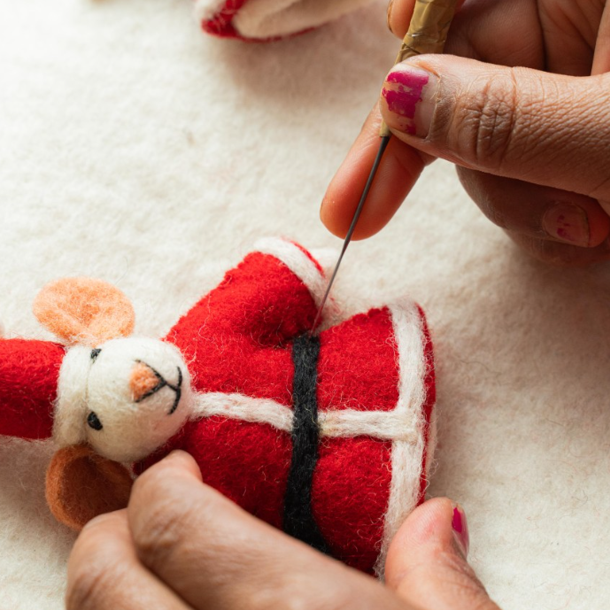 Kerstmuis van vilt als hanger, compleet met kerstoutfit en laarsjes. 