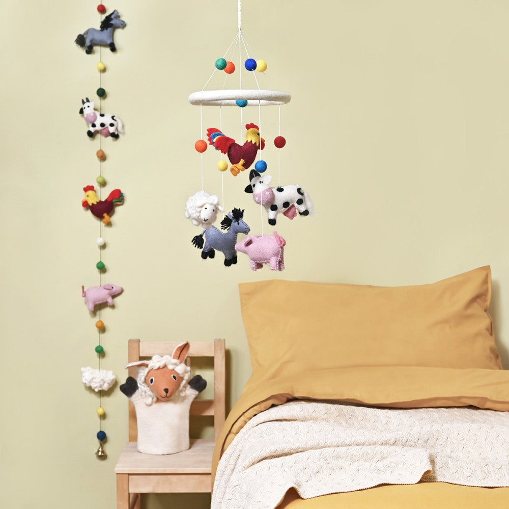 Mobiel voor boven het bed of boven de box. Gemaakt van wolvilt. Met boerderij dieren.