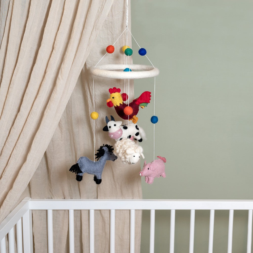 Mobiel voor boven het bed of boven de box. Gemaakt van wolvilt. Met boerderij dieren.