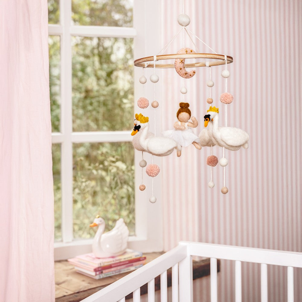 Sjaal met verhaal Mobiel Zwanenmeer gemaakt van wolvilt.