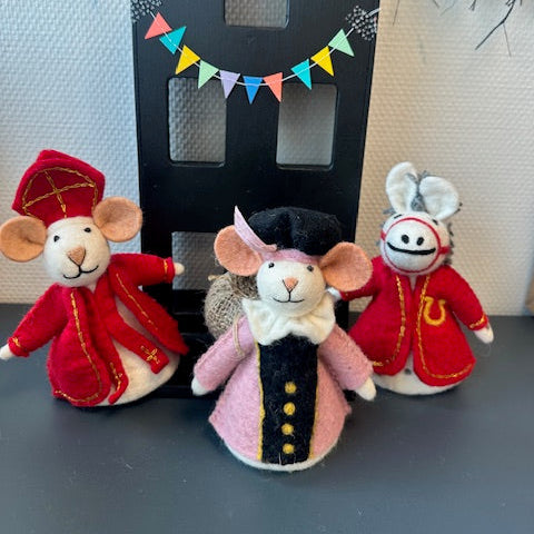 Sjaal met verhaal Sinterklaas Muis, Piet Licht Roze en paard van Sinterklaas.