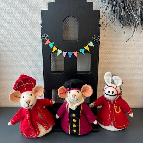 Sjaal met verhaal Sinterklaas Muis, Piet in de kleur cyclaam, Paard Sinterklaas gemaakt van wolvilt.