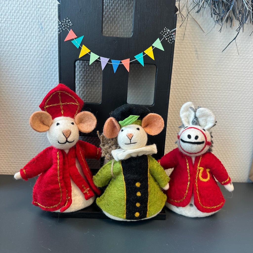 Sjaal met verhaal Sinterklaas muis, pieten muis in het groen en het paard van Sinterklaas van wolvilt.