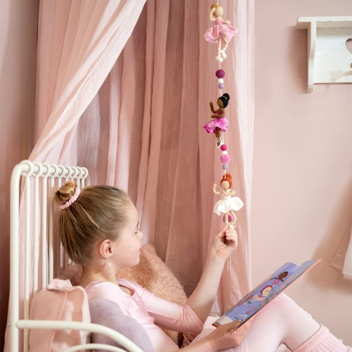 Een mooie slinger met ballerina's in de kleur roze, wit en fuchsia. Gemaakt van 100% wolvilt.