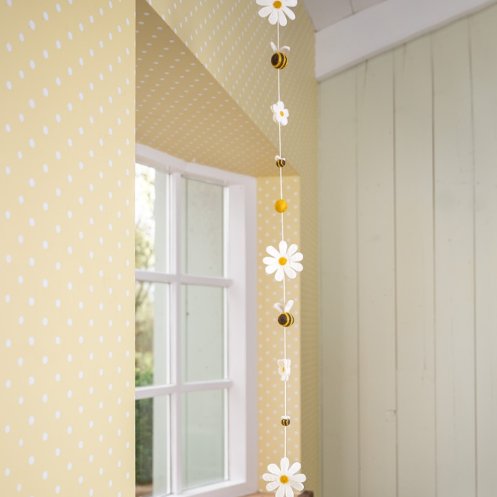 Vilten slinger met 5 bijtjes en 6 margrietjes in verschillende formaten. 