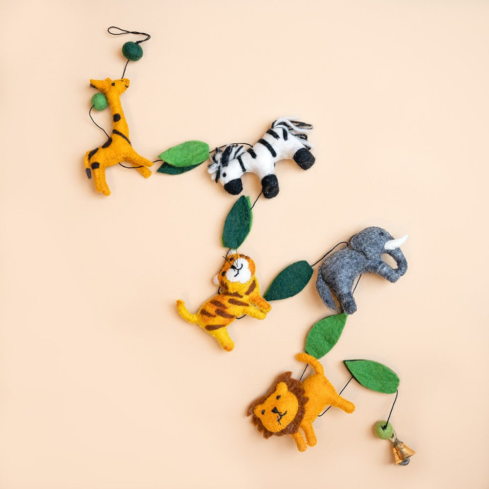 Handgemaakte slinger van jungle dieren. Gemaakt van wolvilt.