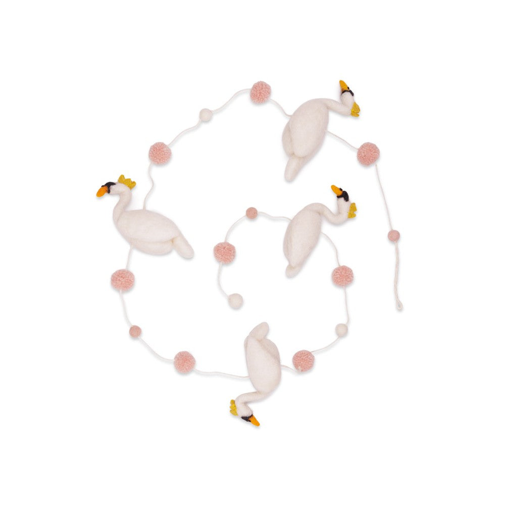 Een slinger van zwaantjes met een kroontje gemaakt van 100% wol vilt, handgemaakt.