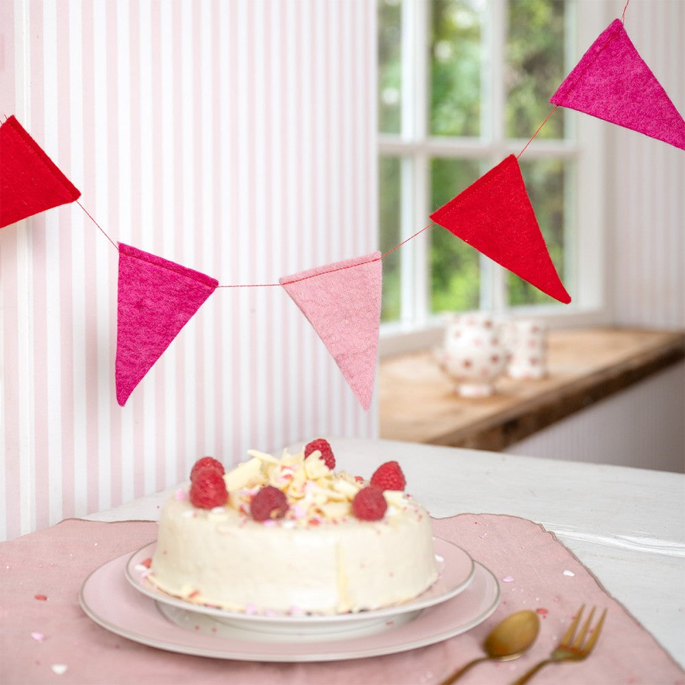 Vlaggetjes gemaakt van vilt in de kleur Rood en Roze.
