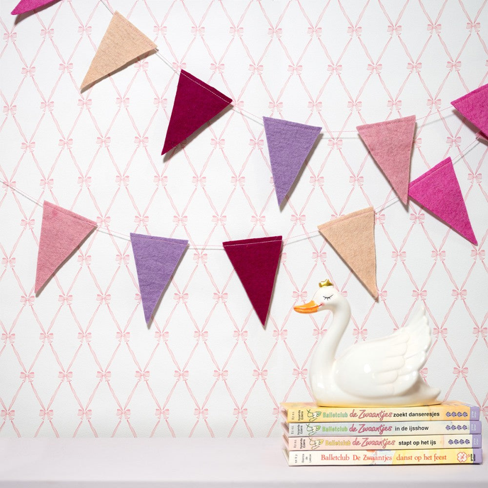 Vlaggetjes gemaakt van vilt in de kleur roze, beige en lila. Mogelijkheid tot personaliseren.